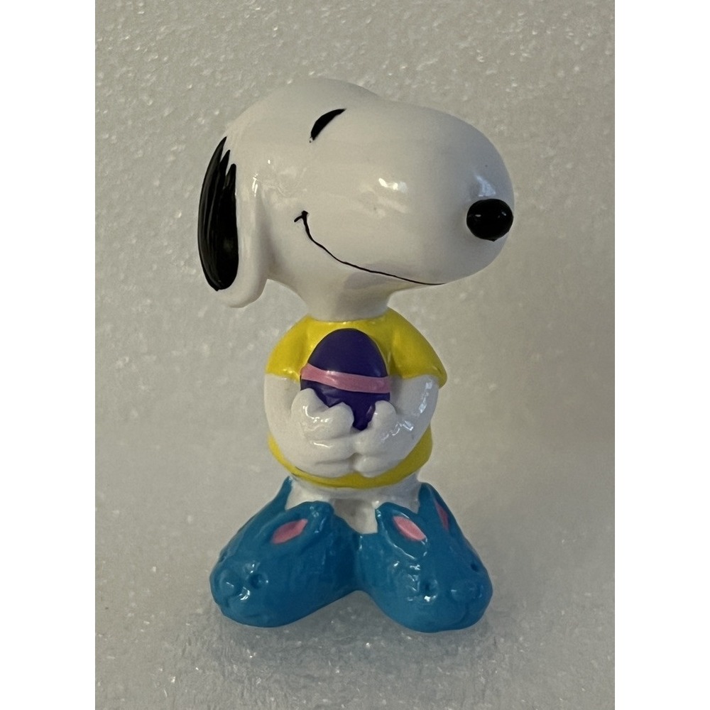 Peanuts 1994 Snoopy Yellow Shirt Easter Egg Whitman's Collectible Figurine